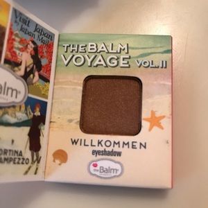 💋theBalm eyeshadow/luminizer taupe shimmer